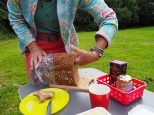 3. Tijdens het ontbijt ontdekken we, dat de bakker 's nachts een muis door het brood heeft gejaagd!