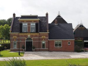 4. We rijden, zoals gebruikelijk, over de kleinste weggetjes verder Friesland in. Mooie huizen staan er! Wat hebben we een rijkdom in ons land