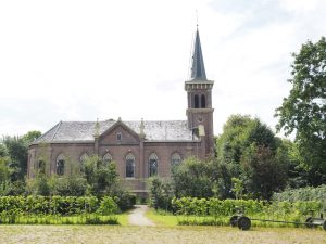 9. Naast de Dekemastate staat deze fraaie kerk, die ieder half uur zijn klokken laat galmen. Toen wisten we nog niet, dat er een natuurcamping achter het landgoed zit, waar we vervolgens neerstrijken. Waarom méér kilometers maken, als zoiets fraais in onze schoot wordt geworpen?