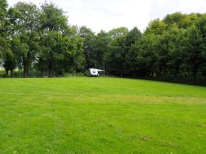 22. We hebben de VW-bus geparkeerd en dit is ons ruime uitzicht op de Natuurcamping