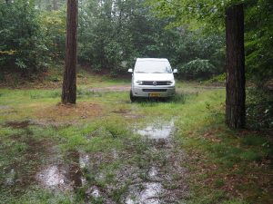 3. Geweldig hoe die auto door dat zwembad rijdt. Alsof er geen drup is gevallen