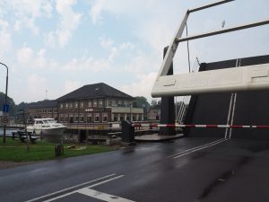 Ja hoor, die watersporters weer! Lastig volk hoor. Nu hoeven we niet in Friesland voor een brug te wachten of op de Afsluitdijk, maar voor de Drentse Hoofdvaart. In de druilerige regen