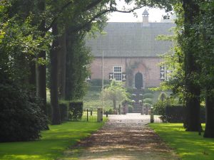 9. De voordeur in beeld, met op de stoep witte potplanten. Ik heb niet aangebeld, want we hoorden stemmen in de tuin. Pa speelde daar met een kind. Verder rijkt mijn paparazzi niet ;-) 