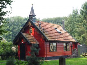 13. Op een rand staat dit Westerkerkje, dat recent is gerestaureerd. Je kunt er een kamer boeken. Je tekenset mee en dan het bos in of langs de weilanden lopen. Gewoon doen!