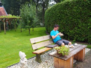 14. En naast het Westerkerkje staat een schenkerij, waar wij koffie met homemade appelgebak verorberen. De eigenaar brengt ondertussen de druivenstruiken in toom