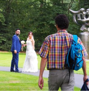 Het blijkt dat wij het park De Hoge Veluwe om 17 uur moeten verlaten. Dát wordt rennen! Maar... je bent paparazzi of niet?! Deze foto moest ik knippen. Gelukkig heeft een bewaker ons gespot en houdt het hek nog een tel open voor ons. 