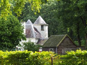 2. Dit fraaie poortwachtershuis staat op de grens van het Park De Hoge Veluwe