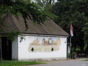 5. Tegenover dit monument staat restaurant De Woeste Hoeve met haar befaamde keuken