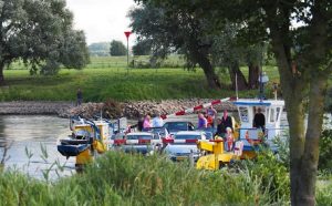 5. We steken de IJssel over met het pontje van Brummen naar Bronkhorst. Een heerlijke onderbreking op deze zonnige zondag!