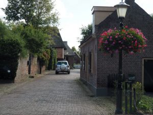 6. We rijden met open mond door Bronkhorst. We voelen ons terug in de Dickens-tijd. Er blijkt ook een Dickensmuseum in Bronkhorst te zijn. Harco's tante vertelde later op deze zondag, dat er eenmaal per jaar een Dickensdag wordt georganiseerd waarbij de bewoners in Dickens-kostuums rondlopen. 