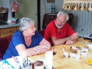 15. Tante Zwanny en oom Leo duiken terug in de tijd. Oude verhalen komen op tafel. Een gezellige afsluiting van ons Hoge Veluwe-weekend!