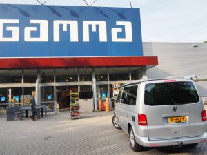 Gamma in Nijverdal voor de juiste stekker, zodat ik tijdens onze vakantie kan bloggen in de bus