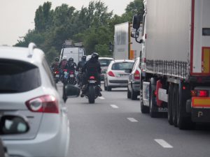 5. Als malle idioten haalt de ene motor na de andere ons in. Forenzen die de slimste manier pakken om uit Parijs te komen na werktijd