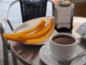 4. Ondanks de calorieën moet je dit gedaan hebben in Madrid! Die stengels smaken als oliebollen. Denk daarbij een gesmolten chocoladereep in een kop... 