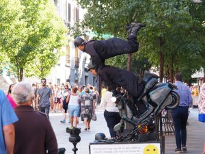 6. Net als in andere grote steden zijn er straatkunstenaars. Bij bijna 30 graden... kost dit standje zweetdruppels