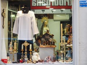 10. Winkels vol met Heilige "waar". Je kunt hier een fraai priester-uniform kopen