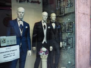 13. Ook hier kun je kleding kopen, maar als ik kijk wie de klanten zijn, dan zijn de kostuums boven-budgettair