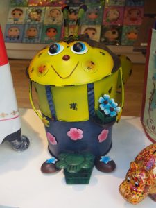 13. In deze winkel koop ik een miniatuur VW-busje, een eierscheider (je weet wel, het wit van het geel) en een boekenlampje, omdat deze laatste nog op WH20 ligt...