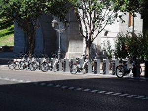 19. In Madrid is er ook een fietsplan, net als op de Hoge Veluwe. Deze fietsen hebben zelfs een accu! Dat mag ook wel als je door Madrid fietst. Bij het park naast onze camping Osuna buiten het centrum kun je deze fietsen bijv. inleveren. 