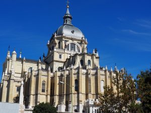 20. Deze Kathedraal Almudena heb ik tijdens mijn vorige bezoek aan Madrid niet bezocht. Ik duik er in en mag foto's maken