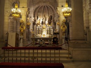 28. Hier kun je ook nog knielen, voordat je de kerk uit gaat