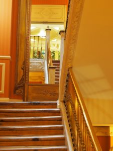 36. En hier zit in nu te bloggen, in hotel Catalonia Las Cortes, met een klassiek trappenhuis en houten gelakte vloeren en uitgesleten massief houten treden. Niet verkeerd!