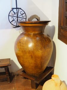 14. In de keuken staat deze typisch Spaanse pot, waar bijv. vlees in olie wordt geconserveerd