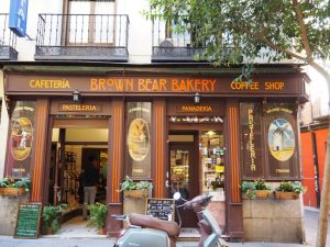 14. Al zwervend van kerk naar museum en door de Madrileense straten, is het bij deze bakker hoogste koffie tijd. Mét gebak natuuuuuurlijk!
