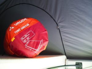 5. En nu schieten Sander en Joke in de lach, want... we verzamelen niet alleen tenten, maar ook peperdure self inflatable matrassen. We hebben in de bus een dikkere-nieuwere matras gekocht, maar.... jaaaaaaaaaa, je voelt um aankomen? We willen er nog een écht Vaude op. Dán lig je pas als een vorst op zolder!