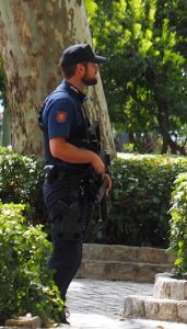 Overal in Madrid staan politiemannen (geen vrouwen) met karabijnen, politieauto's op grote pleinen. Kortom: Madrid is bewapend tot de tanden!