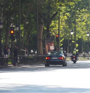 De koning met gillende sirenes over de Paseo del Prado