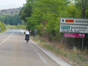 4. De eenzame fietser die richting Sangüés afdaalt