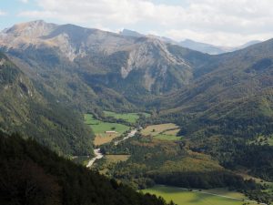 60. Op de NA137 de pas richting Frankrijk, dwars door de Pyreneeën. Die VW-bus zal weten dat ie in onze handen is ;-)