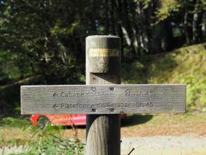 90. Zo eenzaam staan we niet, blijkt de volgende ochtend als een groep Fransozen stopt voor een wandeling. Tenslotte staan we naast een wandelpaal! Dus we kunnen het de Fransozen niet kwalijk nemen dat zij ons wakker maken! 