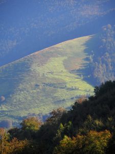 95. De zigzaggende bergweg naar boeren die 2x per dag over het grindpad langs onze bus scheuren 