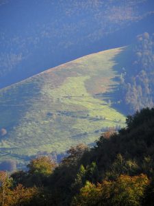 95. De zigzaggende bergweg naar boeren die 2x per dag over het grindpad langs onze bus scheuren 