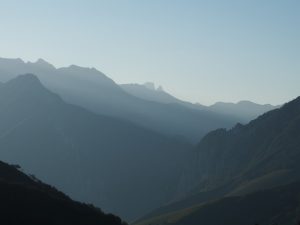 Op 4 oktober is dit ons uitzicht tijdens het ochtendgloren op de Col de Bouezout, Frankrijk