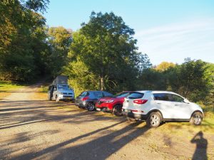 3. De plaatselijke wandelclub kijkt verbaasd naar onze VW-bus, die "hun" parkeerplaats heeft ingepikt. De brutale Nederlandse kaaskoppen!