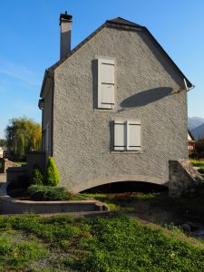 12. Deze gerestaureerde watermolen in Lées-Athas kun je huren. Mooie uitvalsbasis!