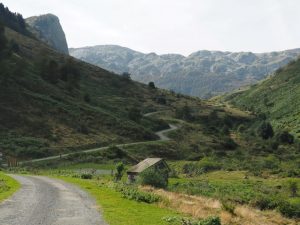 27. De weg naar Aumer slingert door het dal. Lopend van Aumer naar de camping kost een benenwagen 1 uur! Met de bus zijn we er zo