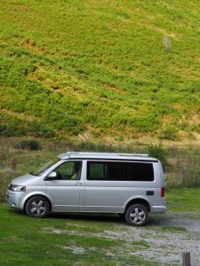 31. Zo leuk, he, die luchtvering. We horen de VW-bus sissen en dan staat ie horizontaal. Dat is maar handig ook, want toen we de achterklep open deden zonder van de luchtvering gebruik te maken, vielen de mummy's, de afwasbak en nog véél meer uit de bus