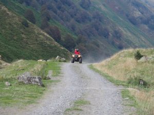 47. En dan hebben we hier de moderne schaapsherders, die ons razendsnel passeren op weg naar Gite 