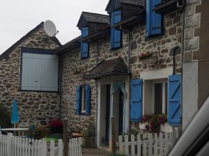 1. Terwijl het op woensdag 5 oktober in Lhers aardig helder lijkt, zakken de wolken in het dal richting de Frans-Spaanse grens in de Pyreneeën. De wandelstokken kunnen we in de bomen hangen!