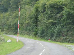 6. De weg naar de Col de Marie Blanque is open. We rijden de wolken in om 12:30 uur bij 14,5 graden. Koude natte blubberzooi is het daar!