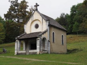 19. Dit kerkje staat op Plateau de Bénou. Het was helaas gesloten
