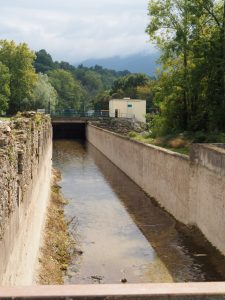 25. In Soeix op de D238 wordt de rivier gekanaliseerd t.b.v. stroomopwekking