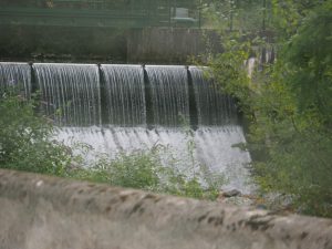 26. Naast de waterbak kan de rivier nog spontaan haar gang gaan om met dit geweld elektriciteit op te wekken