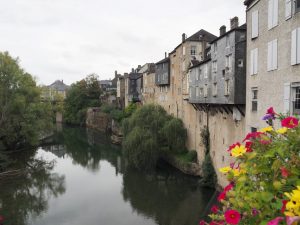 29. We komen in Oloron Siante-Marie aan via omwegen, natuuuuuuuurlijk. Oloron valt ons tegen. Het is vervallen, arm en biedt niet veel monumenten. Behalve de kathedraal (zie vorig blog) en bijvoorbeeld de stadmuren zoals deze