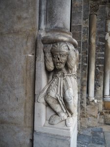 8. Een onderdeel van een pilaar bij de ingang van de kathedraal. Het lijkt op Moorse invloeden?
