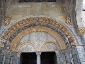 9. Het Romaanse portaal stamt uit de 12e eeuw